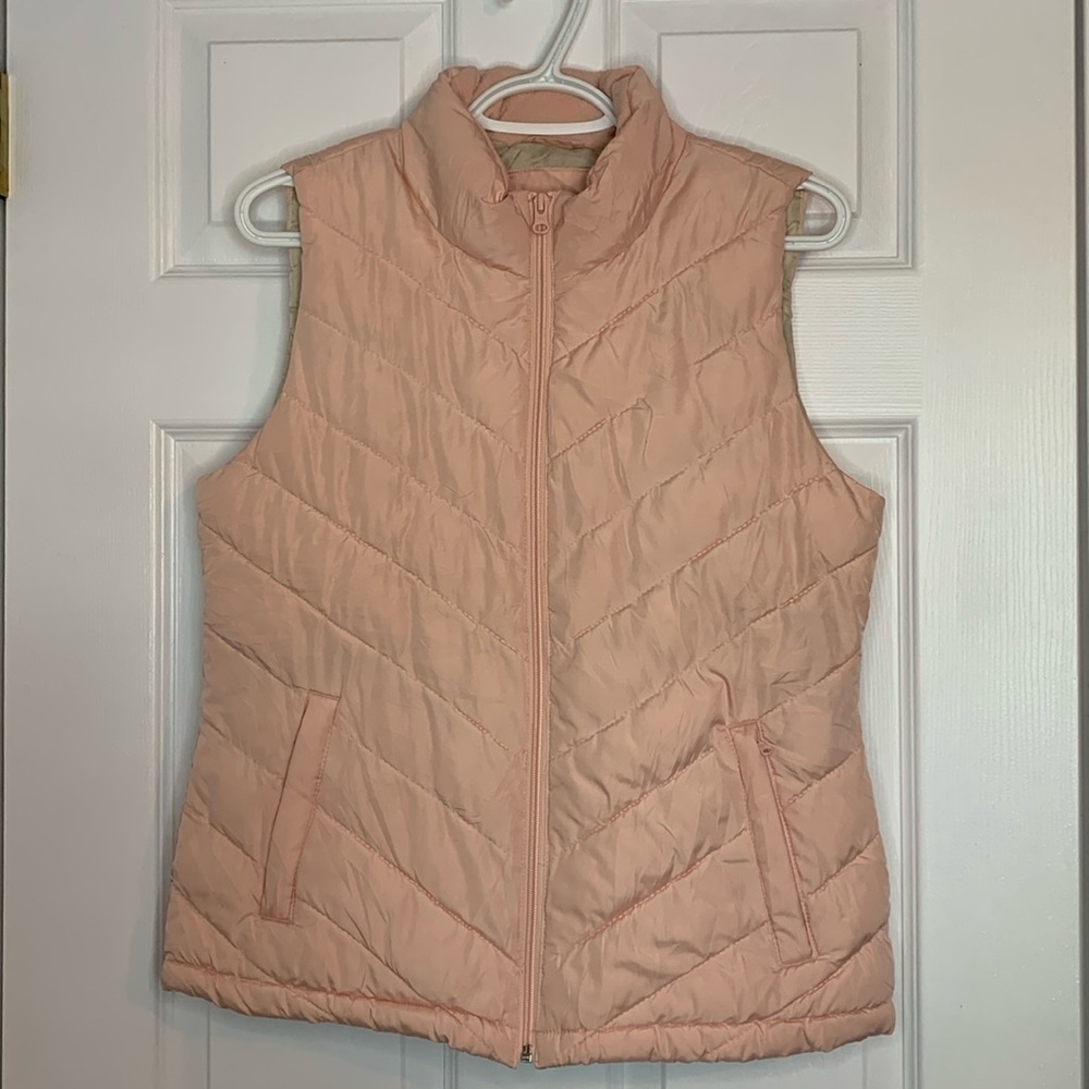 GAP Puffer Vest women’s Size medium coral color zippered front side pockets warm